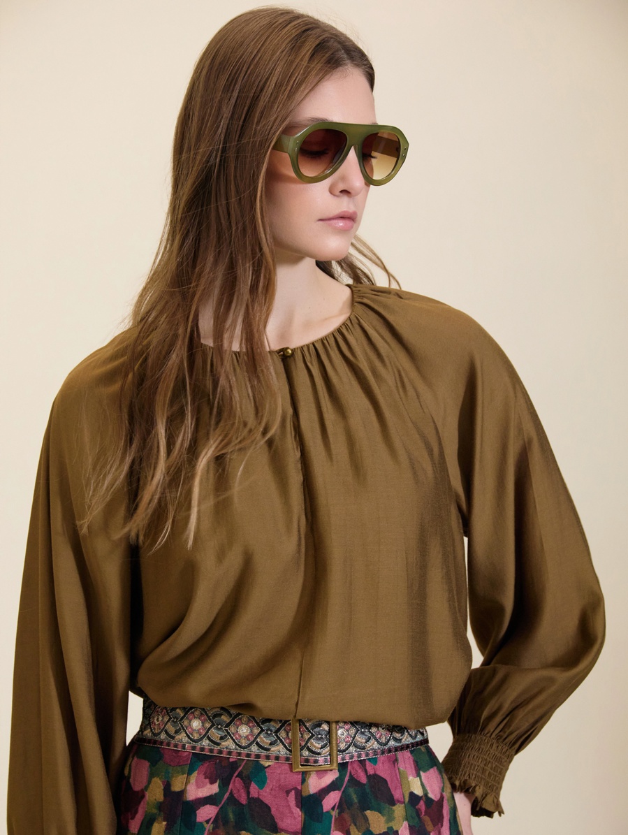 Blusa fluida con efecto fruncido