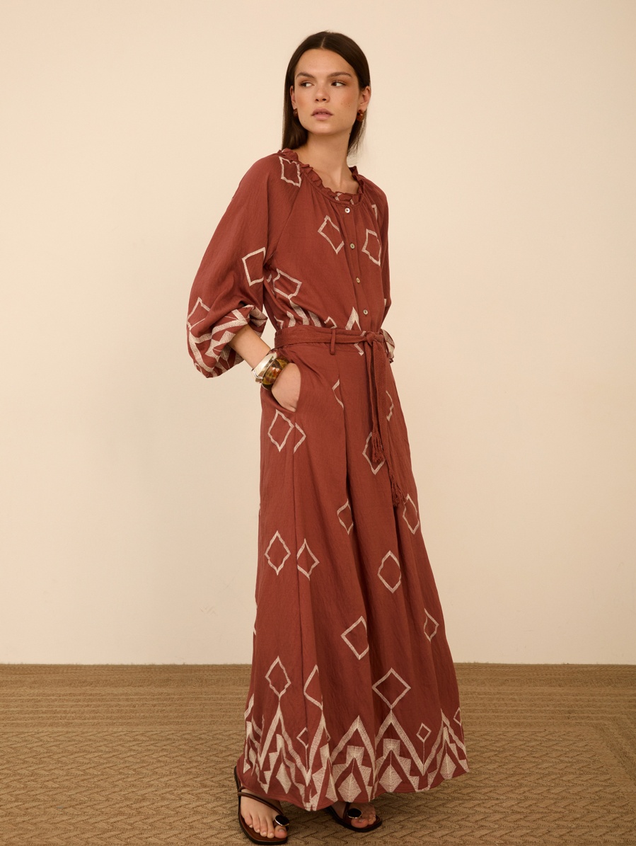 Falda larga con bordado