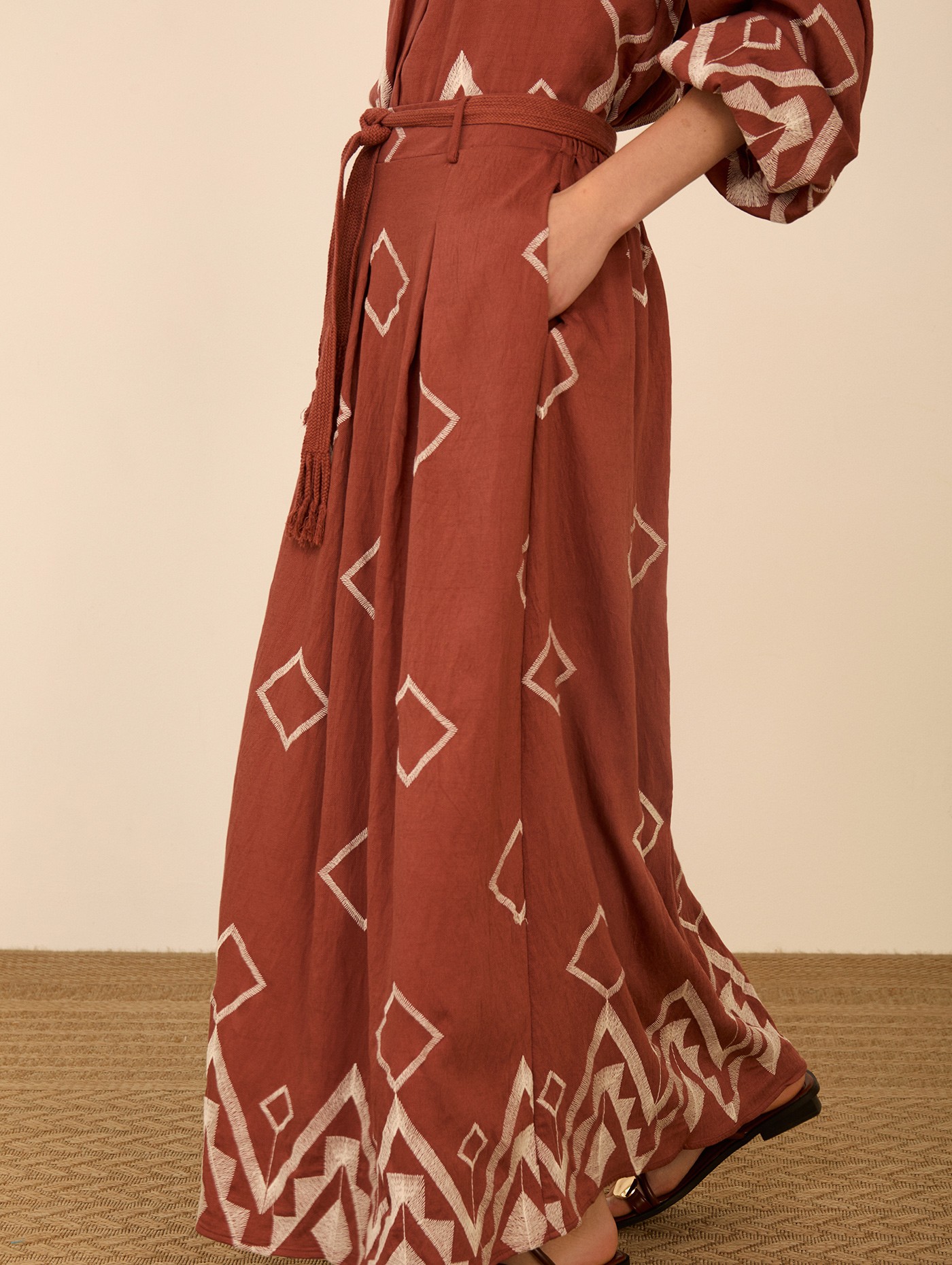 Falda larga con bordado 3