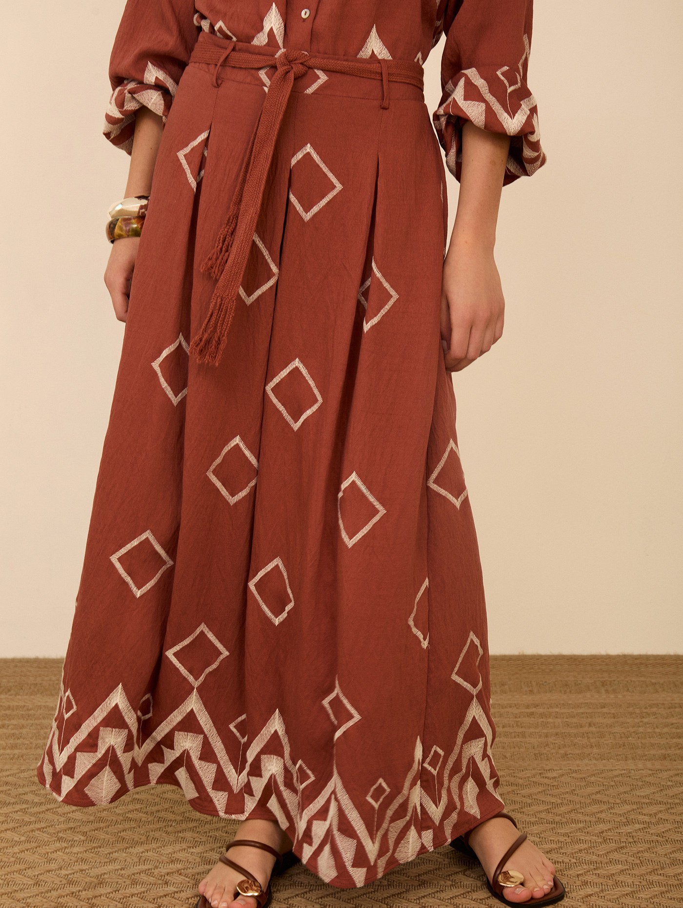 Falda larga con bordado 5