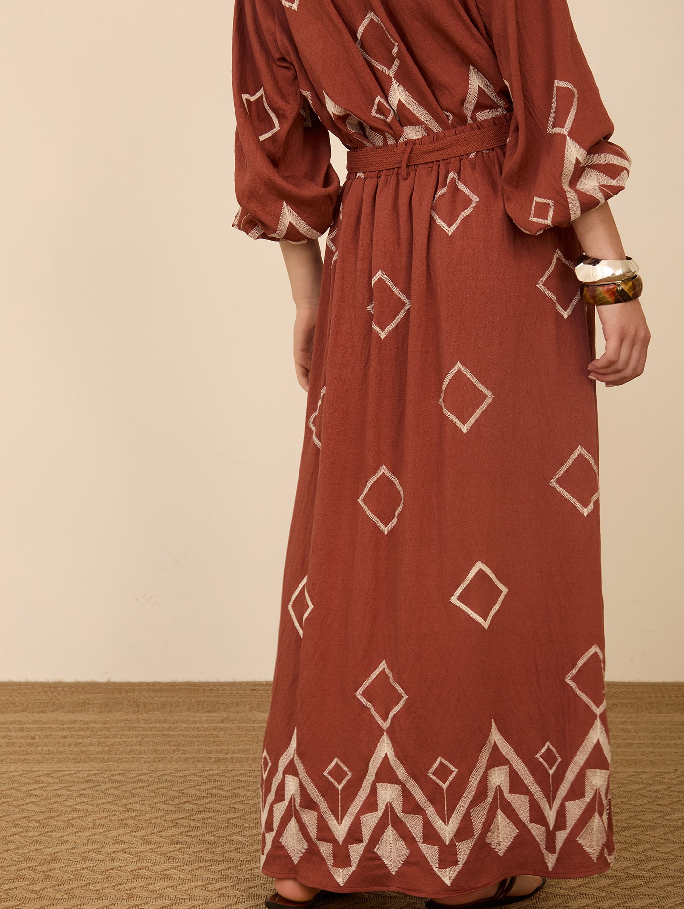 Falda larga con bordado 2