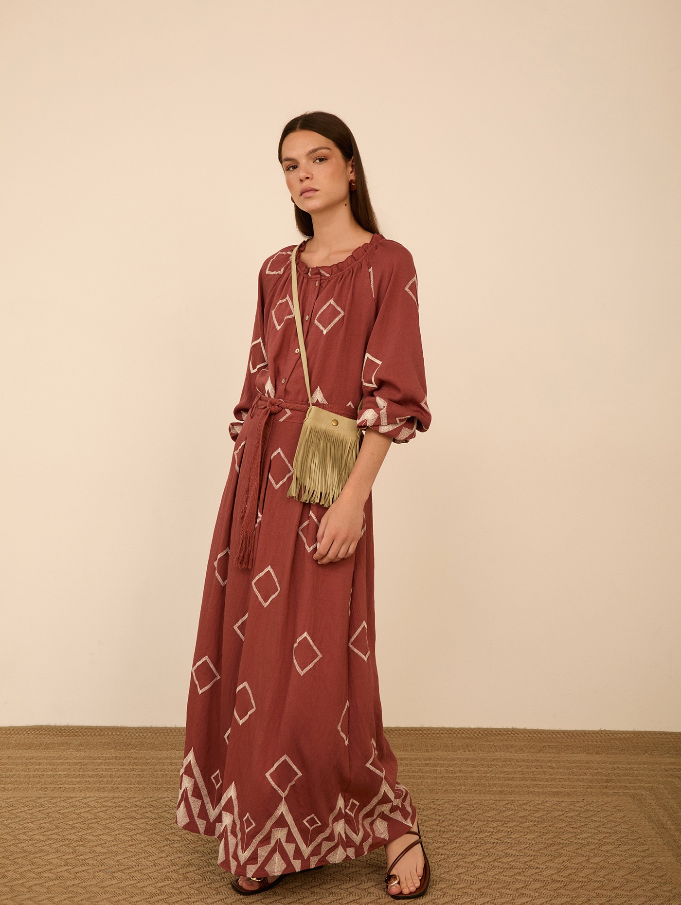 Falda larga con bordado 4