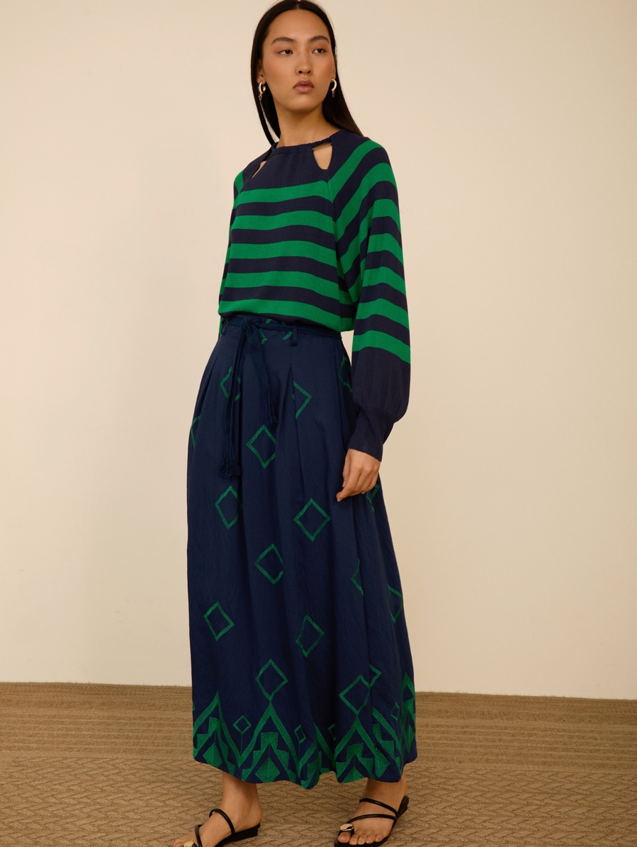 Falda larga con bordado