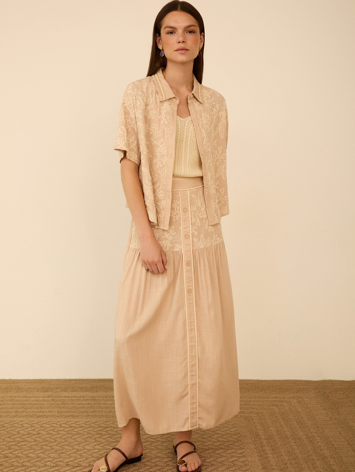 Falda larga con bordado