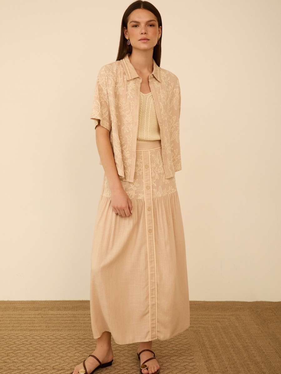 Falda larga con bordado