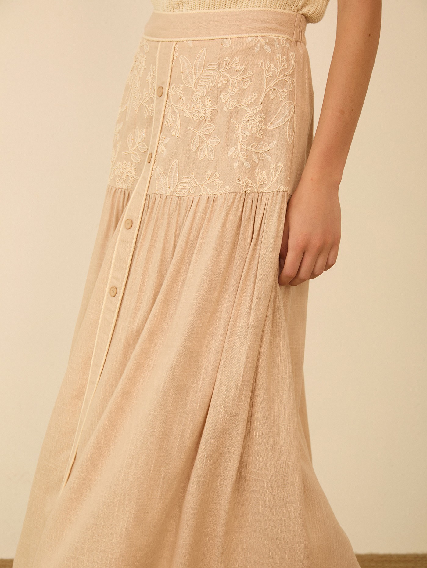 Falda larga con bordado 2
