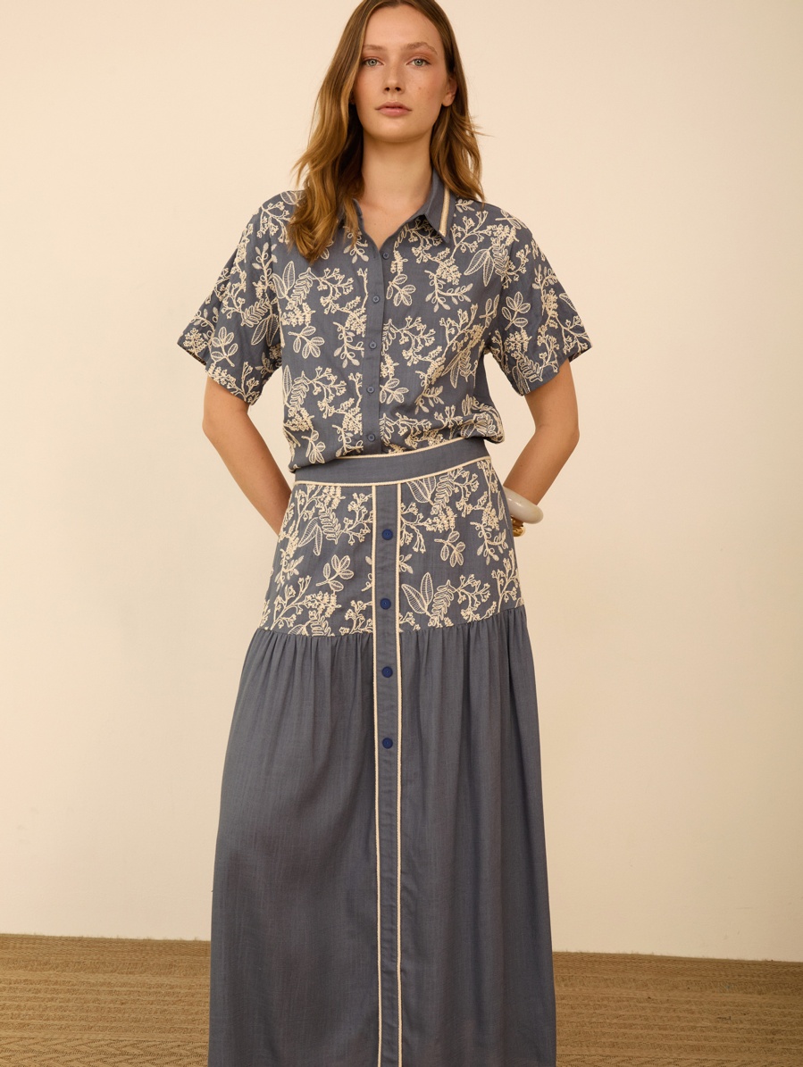 Falda larga con bordado