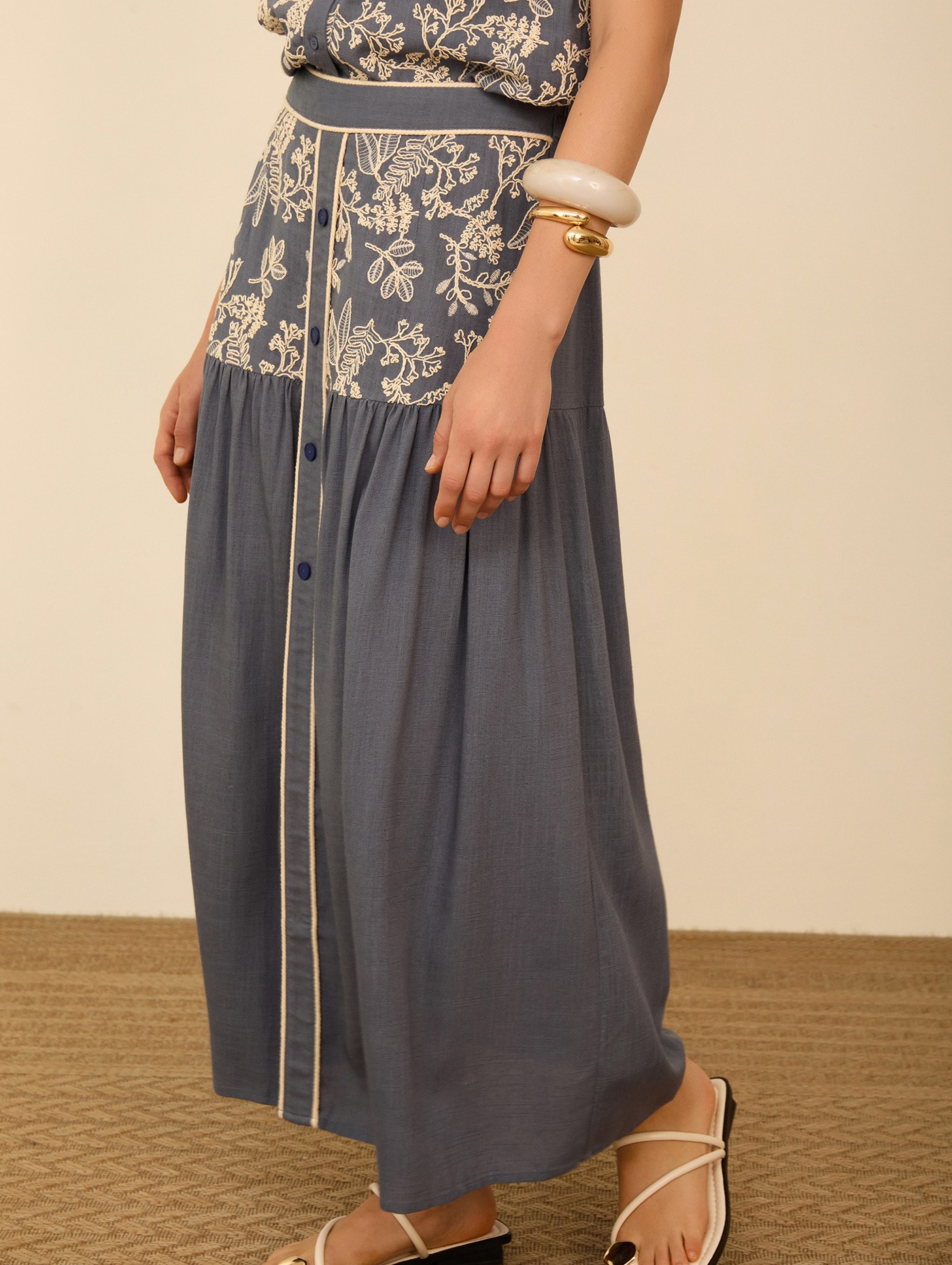 Falda larga con bordado 5