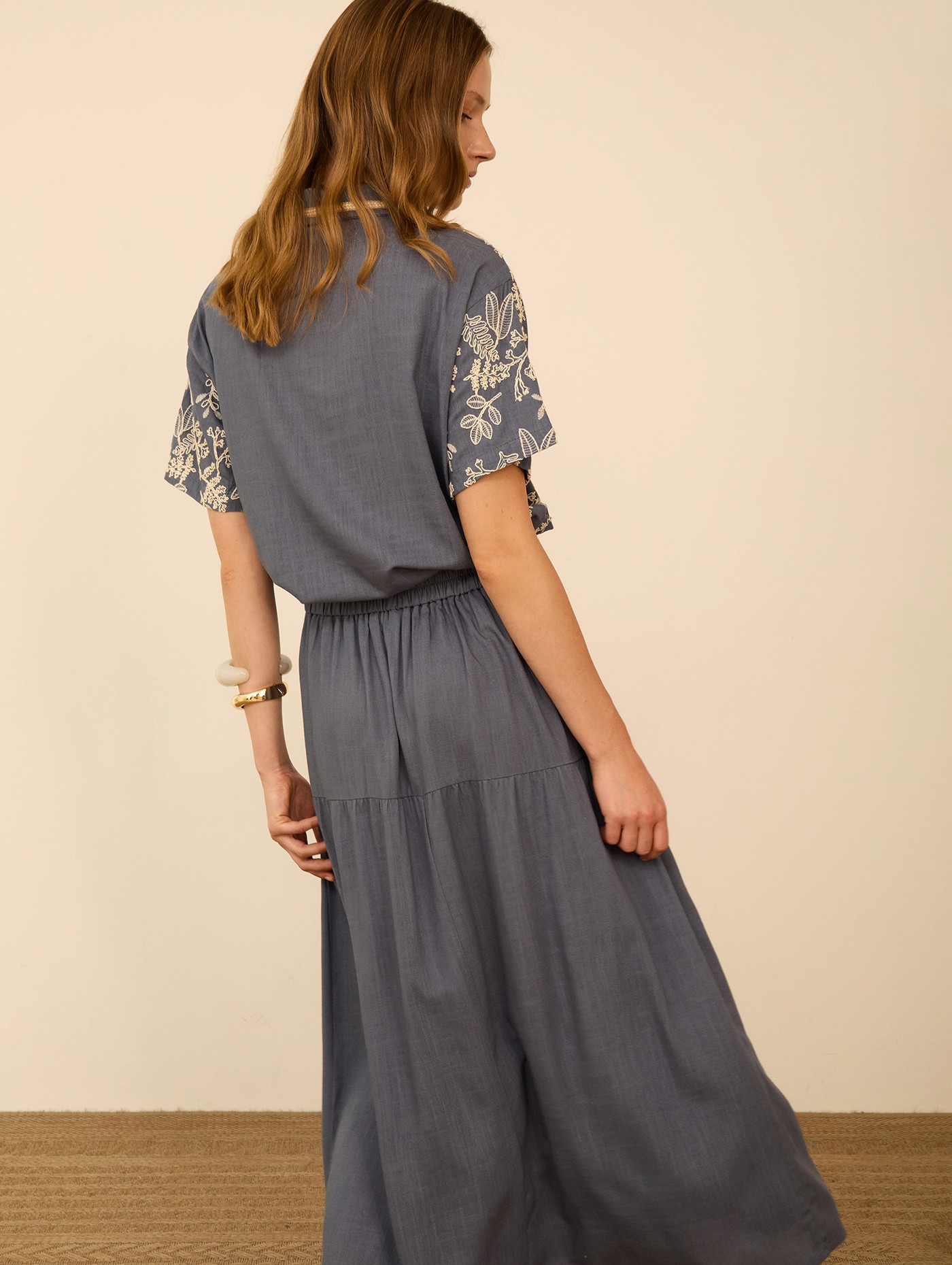 Falda larga con bordado 2