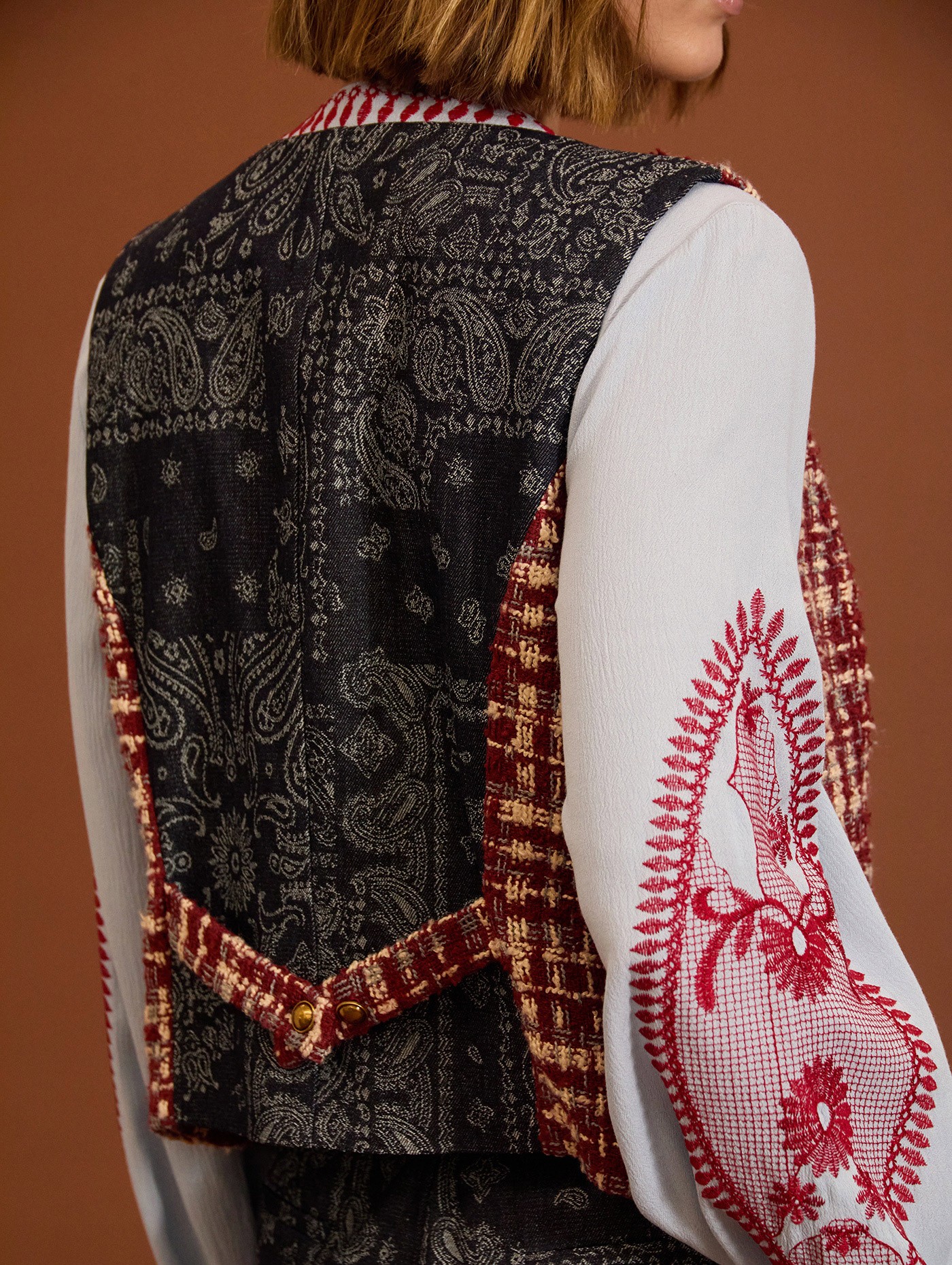Bimaterial tweed vest