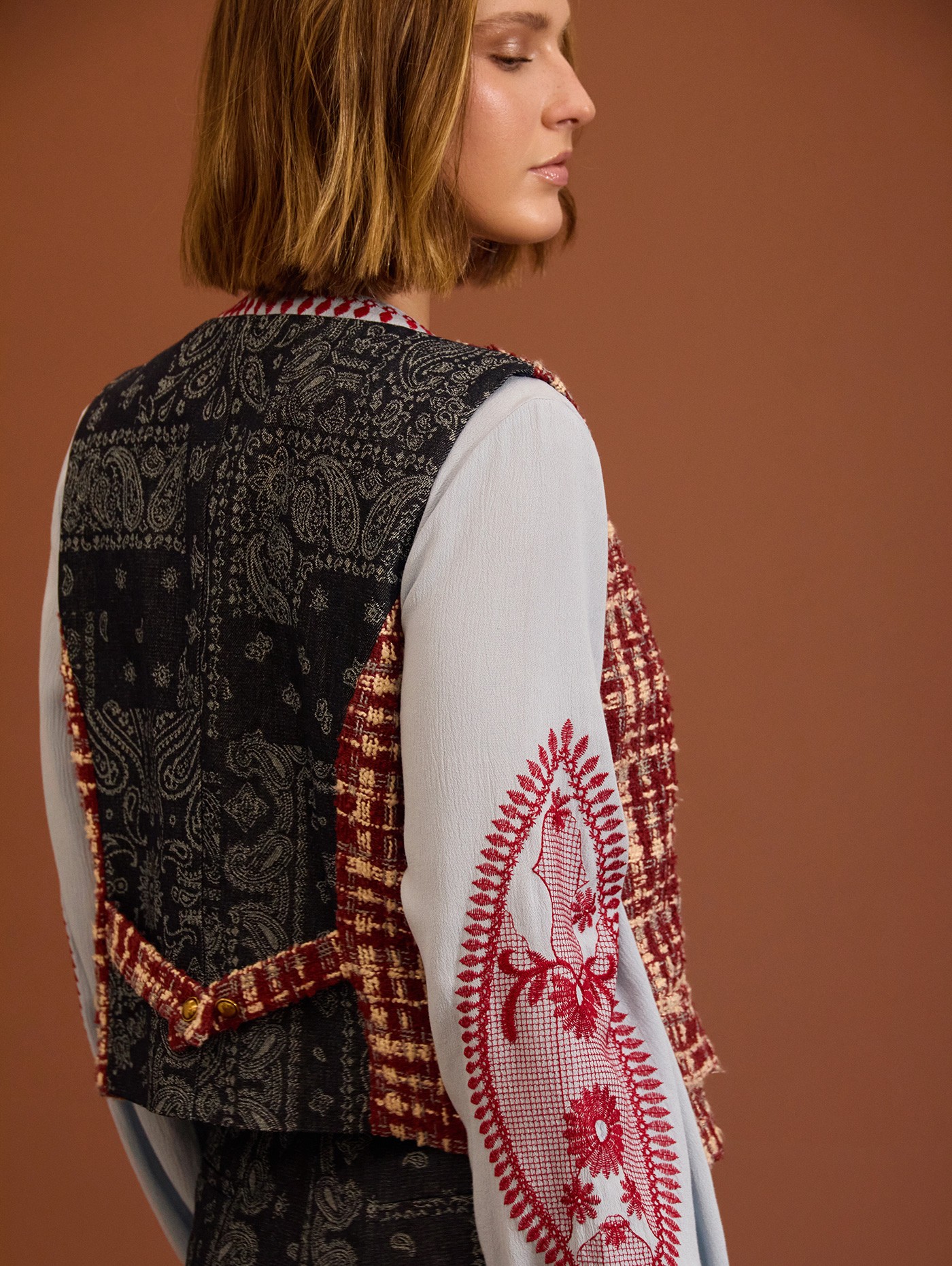 Bimaterial tweed vest
