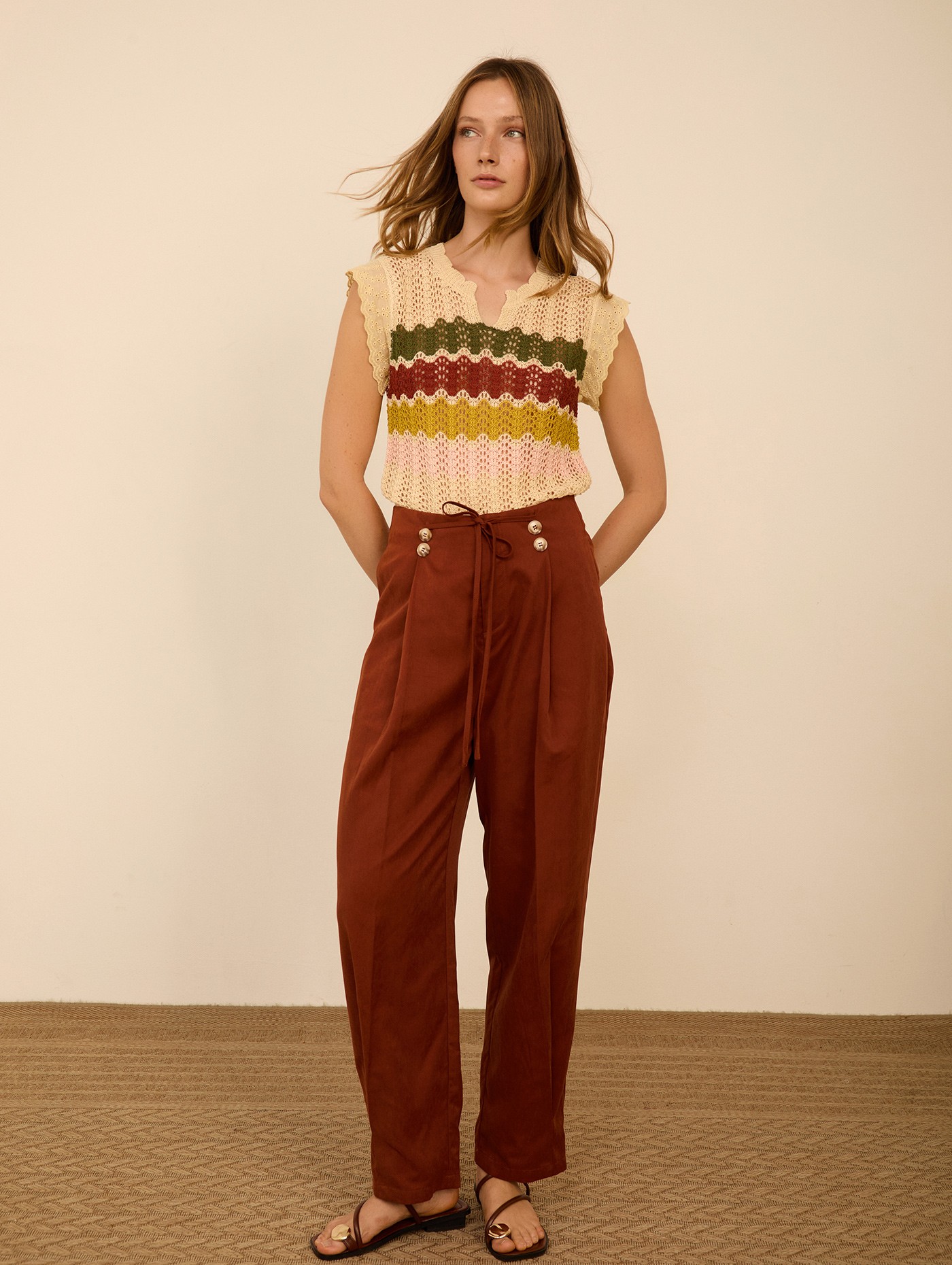 Pantalón tobillero con pinzas