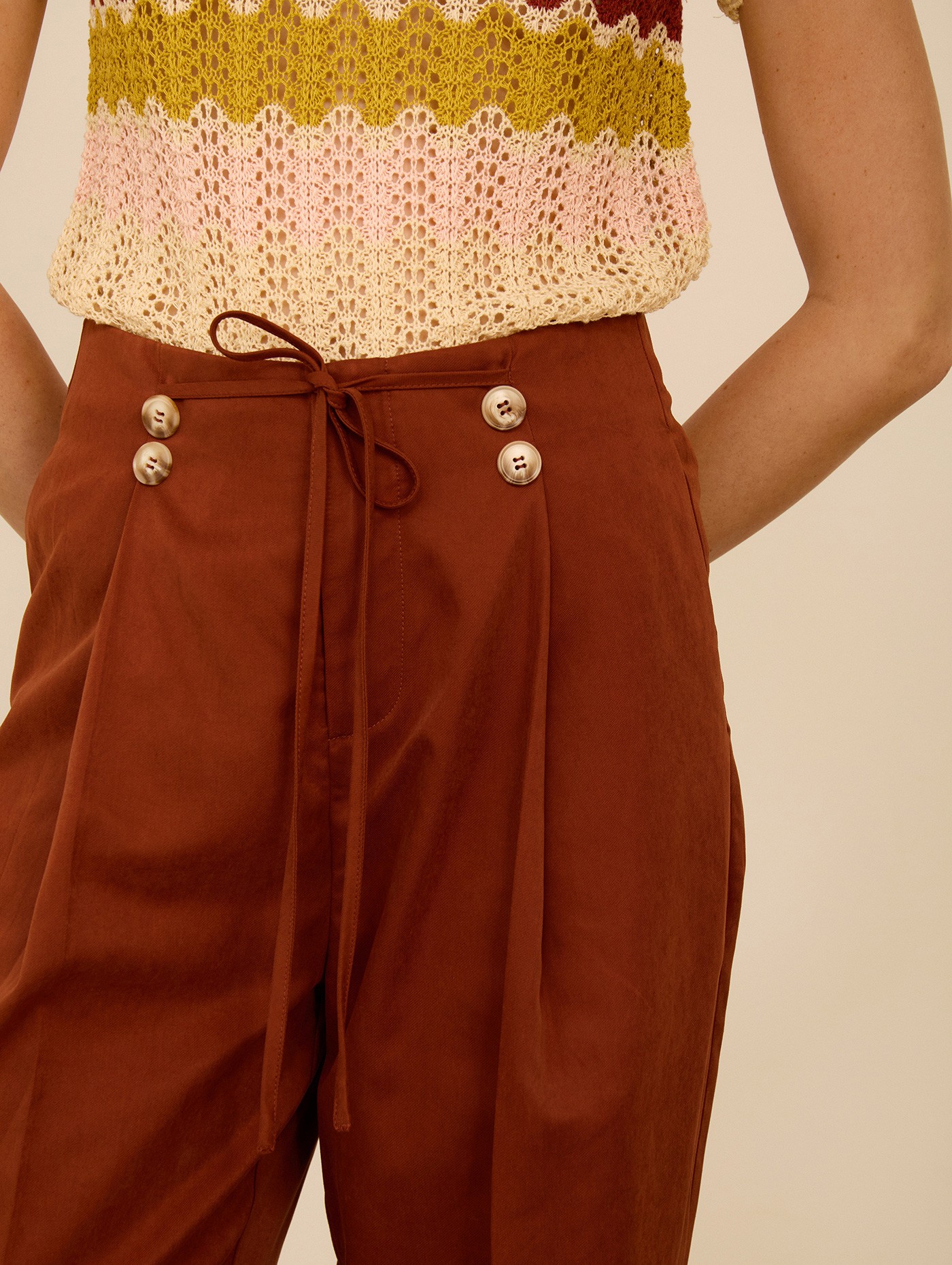 Pantalón tobillero con pinzas 2