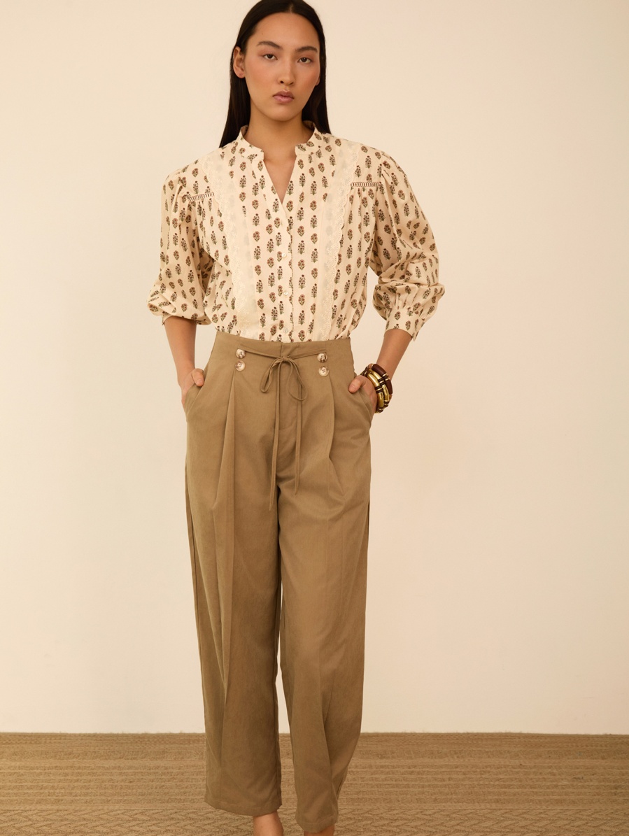 Pantalón tobillero con pinzas