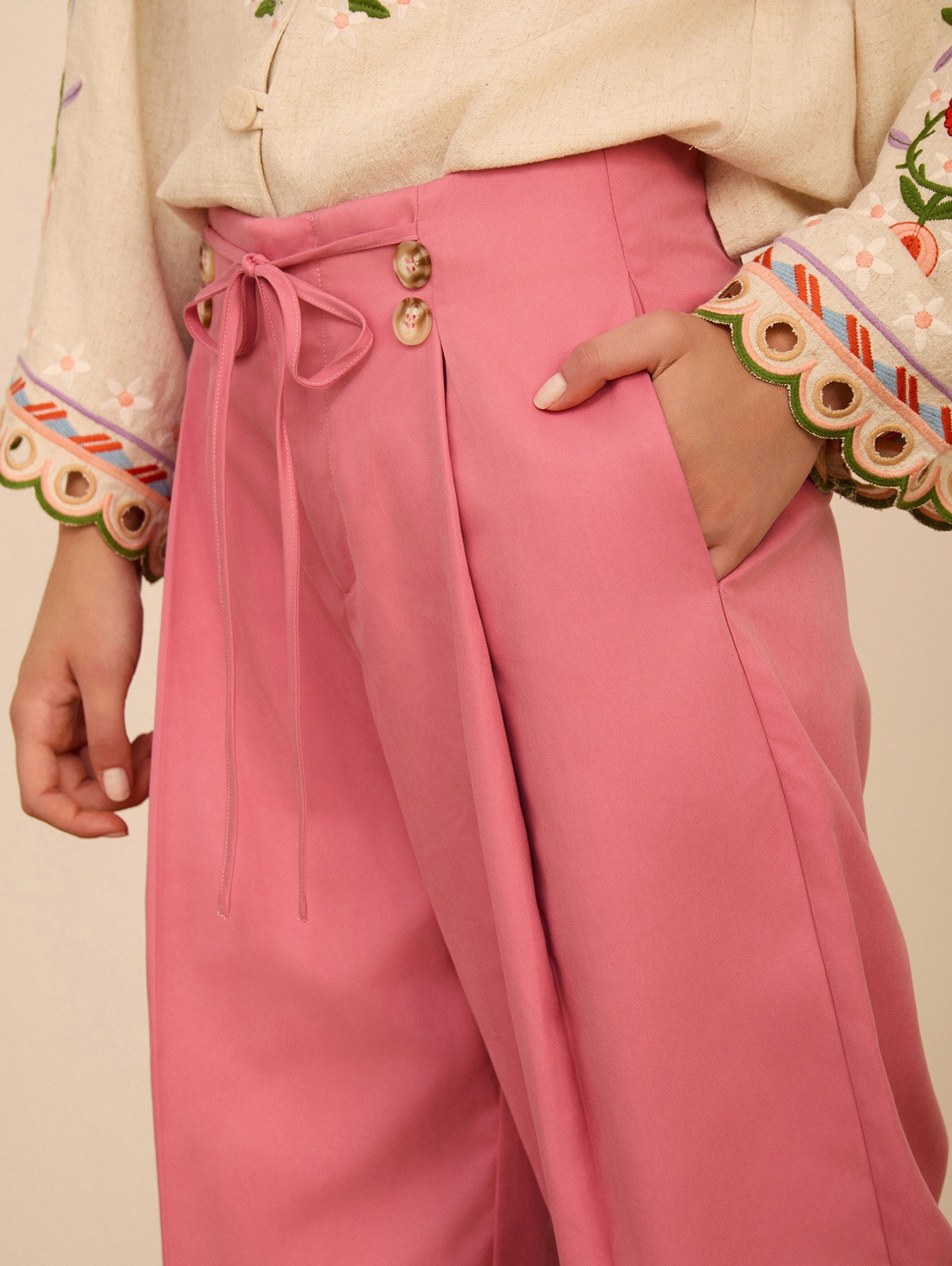 Pantalón tobillero con pinzas 4