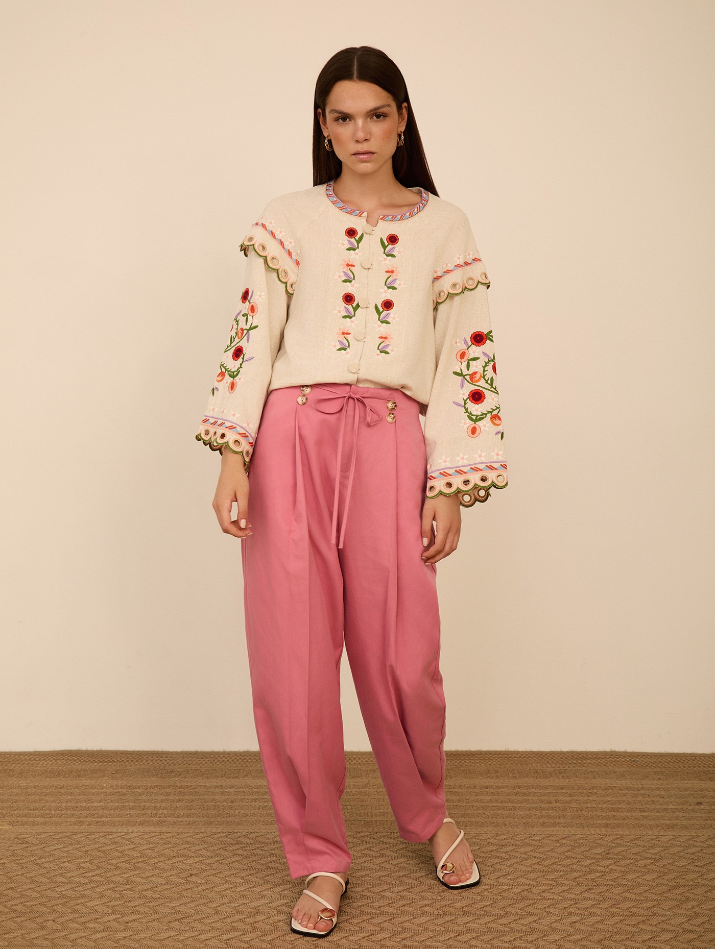 Pantalón tobillero con pinzas 2