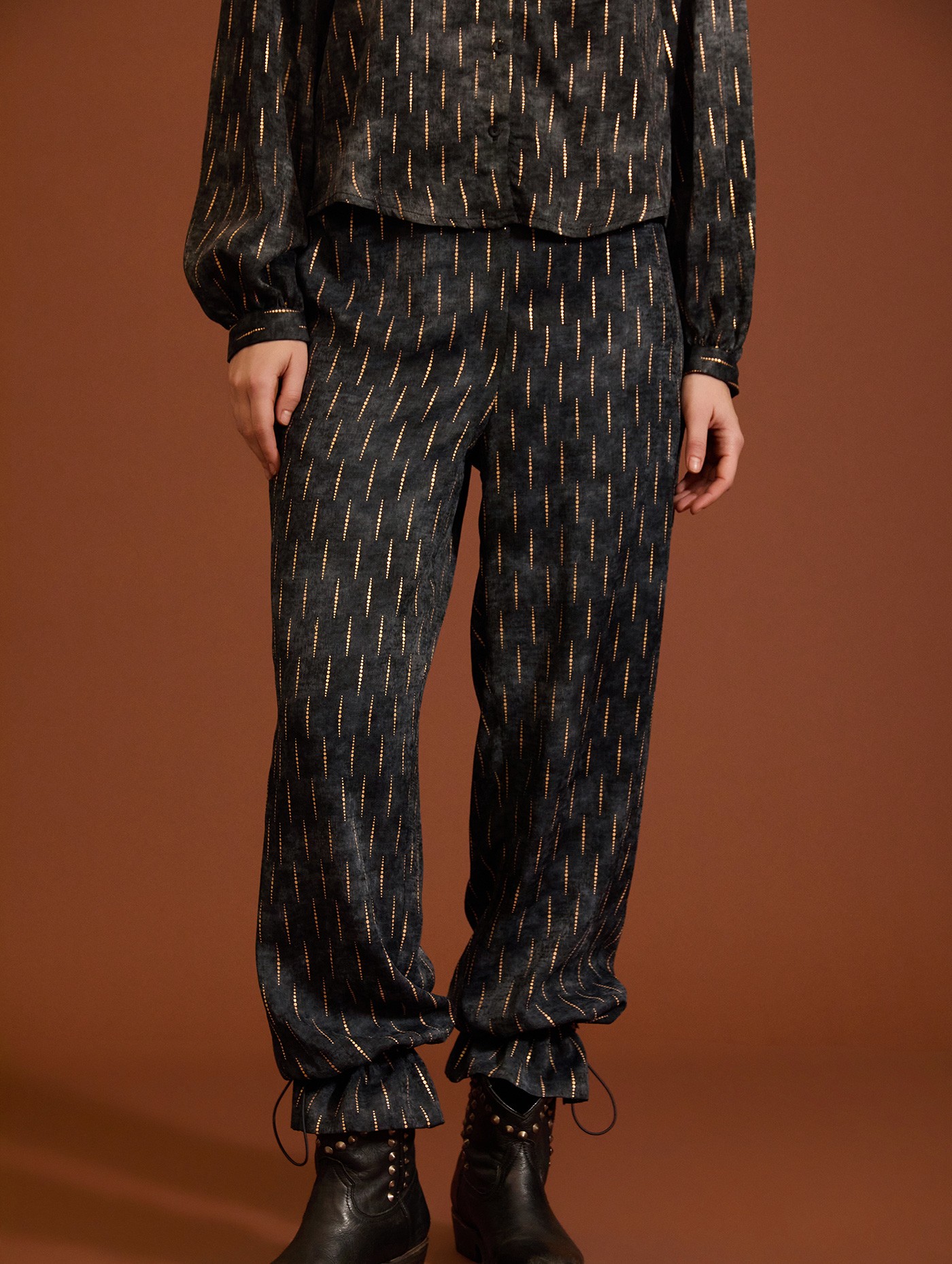 Pantalón holgado de satén