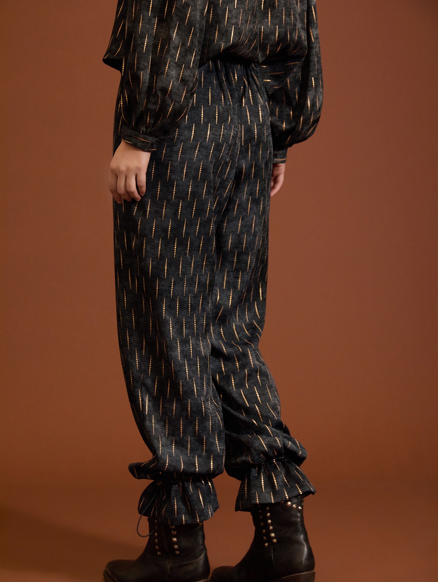 Pantalón holgado de satén