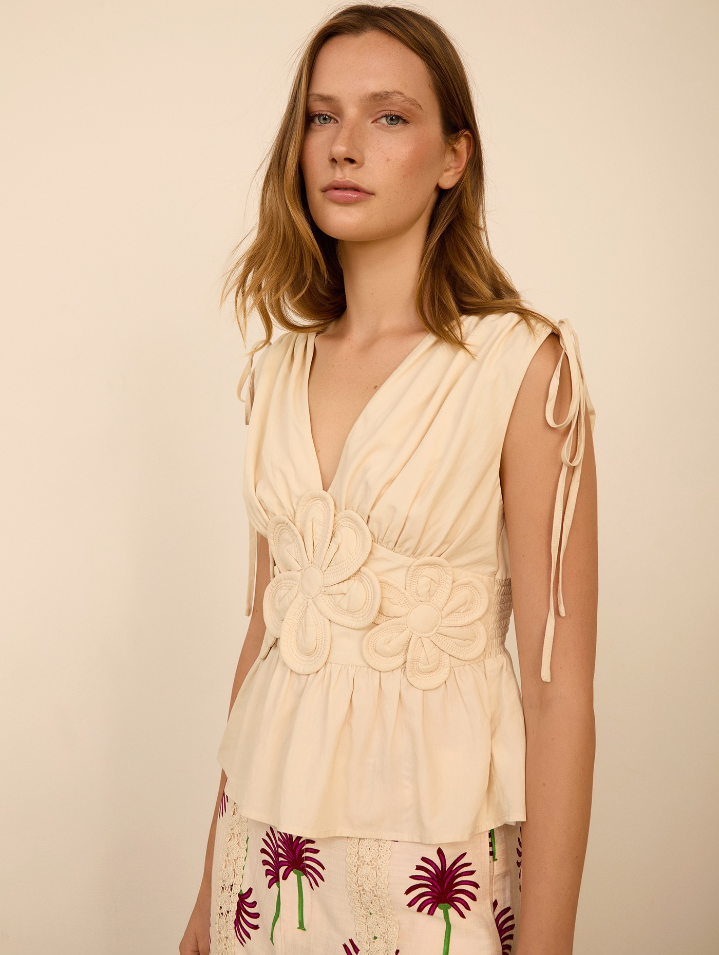 Top con flores en relieve 1