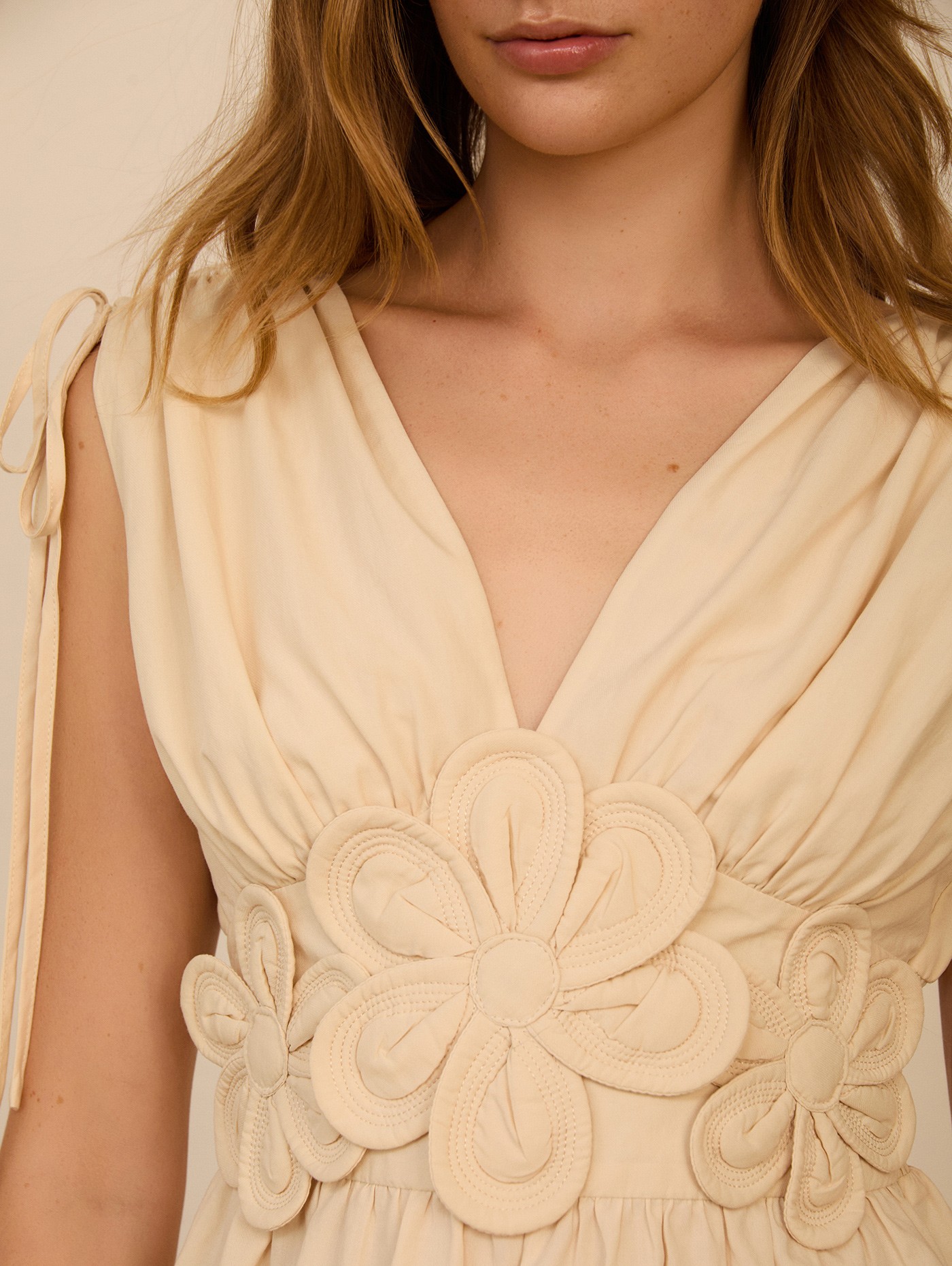 Top con flores en relieve 3