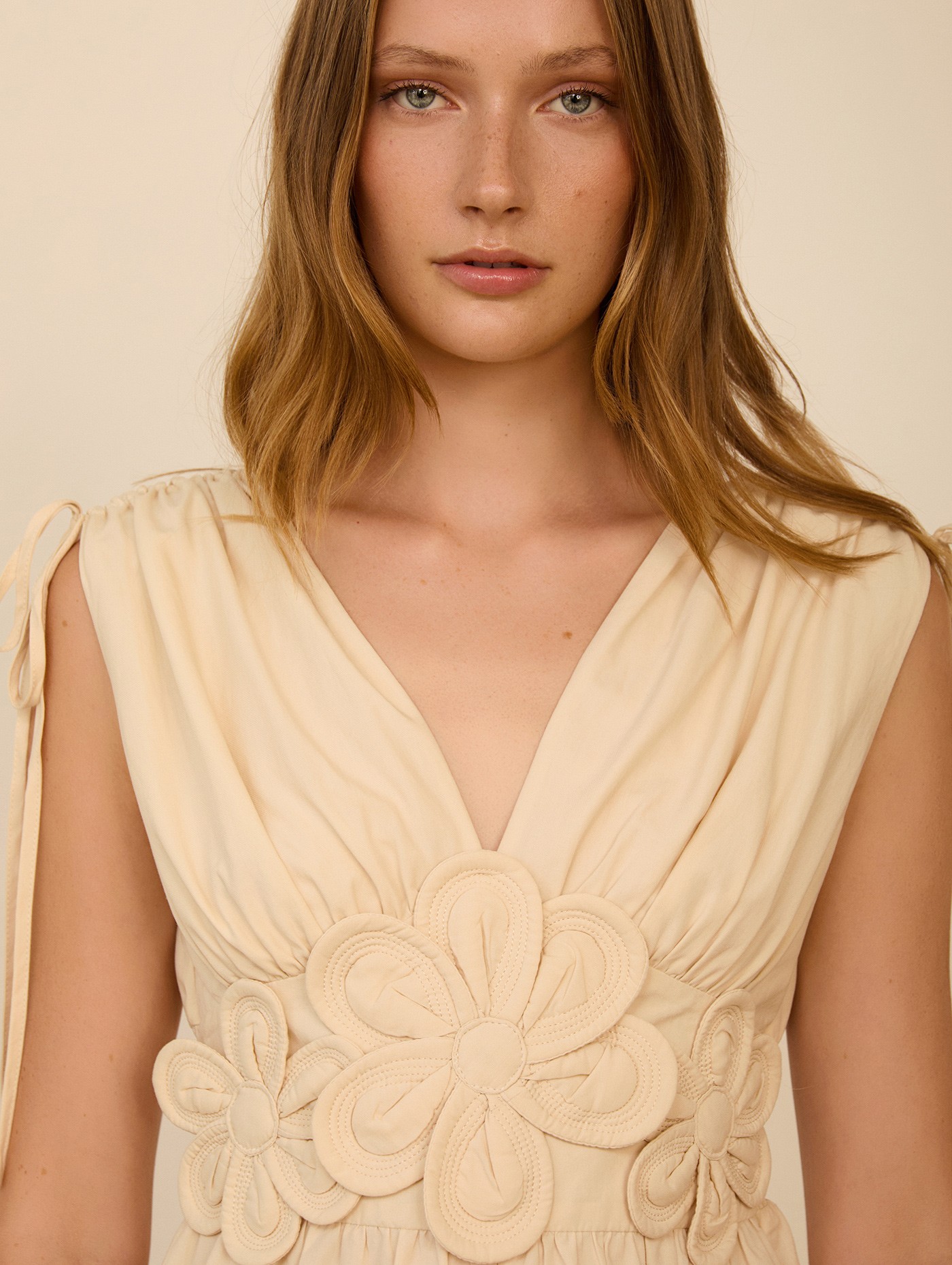 Top con flores en relieve