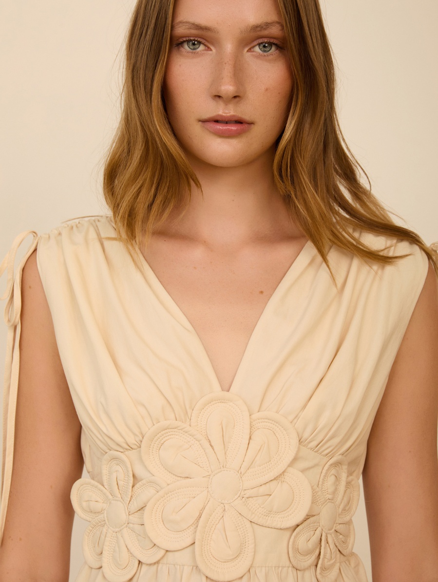 Top con flores en relieve